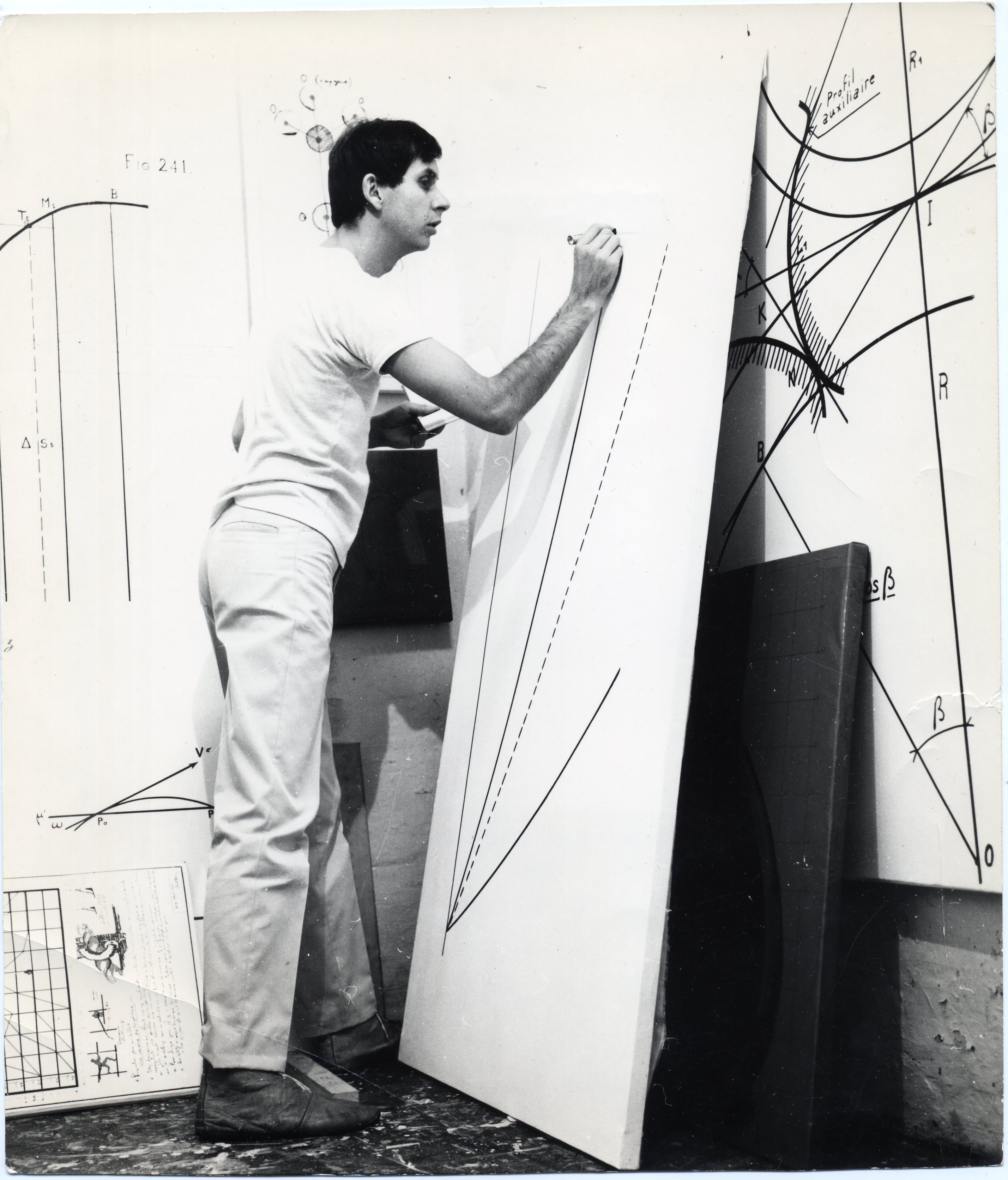 Bernar Venet dans son atelier Nice, 1966. © Courtesy Archives Bernar Venet, New York. Adagp, Paris, 2018